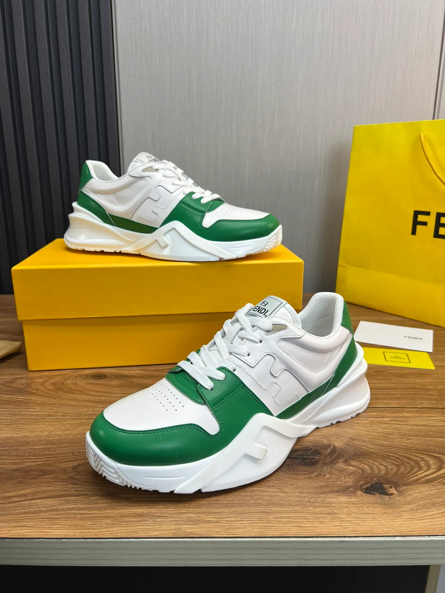 Men's shoes 💰520💰 Fendi [Fendi] hot style is on the market 🔥Fashionable casual men's shoes 🔱 Made of original cowhide + breathable mesh lining + sheepskin feet, perfect shape, top quality, you deserve it 🔜Original outsole, ultra-light, non-slip and wear-resistant 👣 Standard size 38-44 (customized in 45)